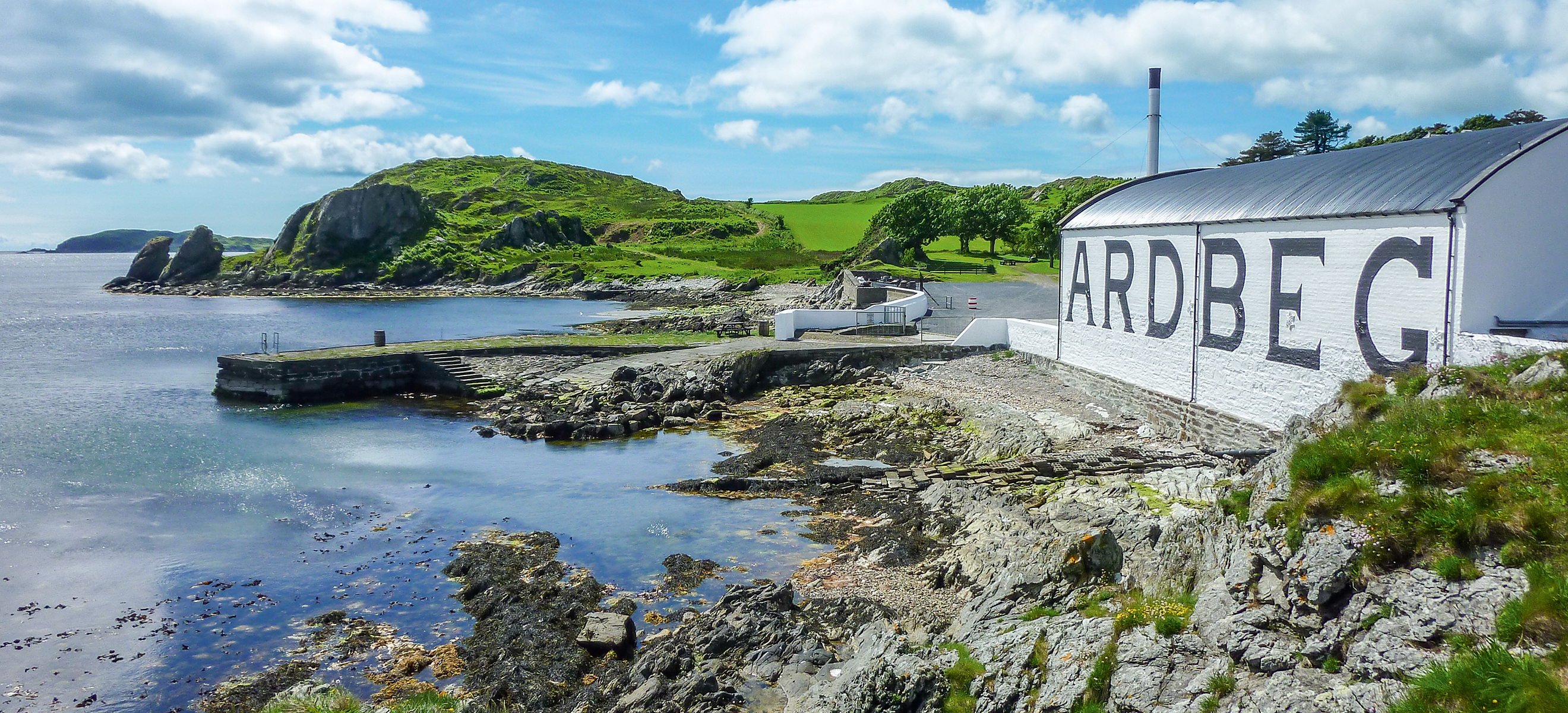 Am Südufer der Insel Islay liegt die Whisky-Destillerie Ardbeg, deren Ursprünge bis in das Jahr 1794 zurückreichen.