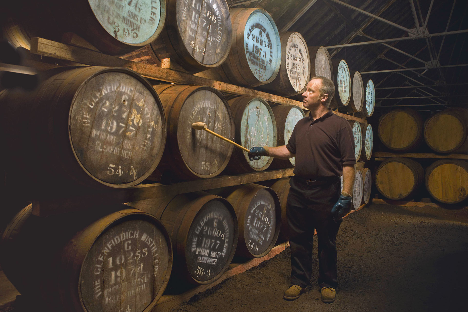 Der Standort eines Whisky-Warehouses und nicht zuletzt der Master Blender entscheiden über den Geschmack des fertigen Whiskys. Im BIld Brian Kinsman von Glenfiddich.