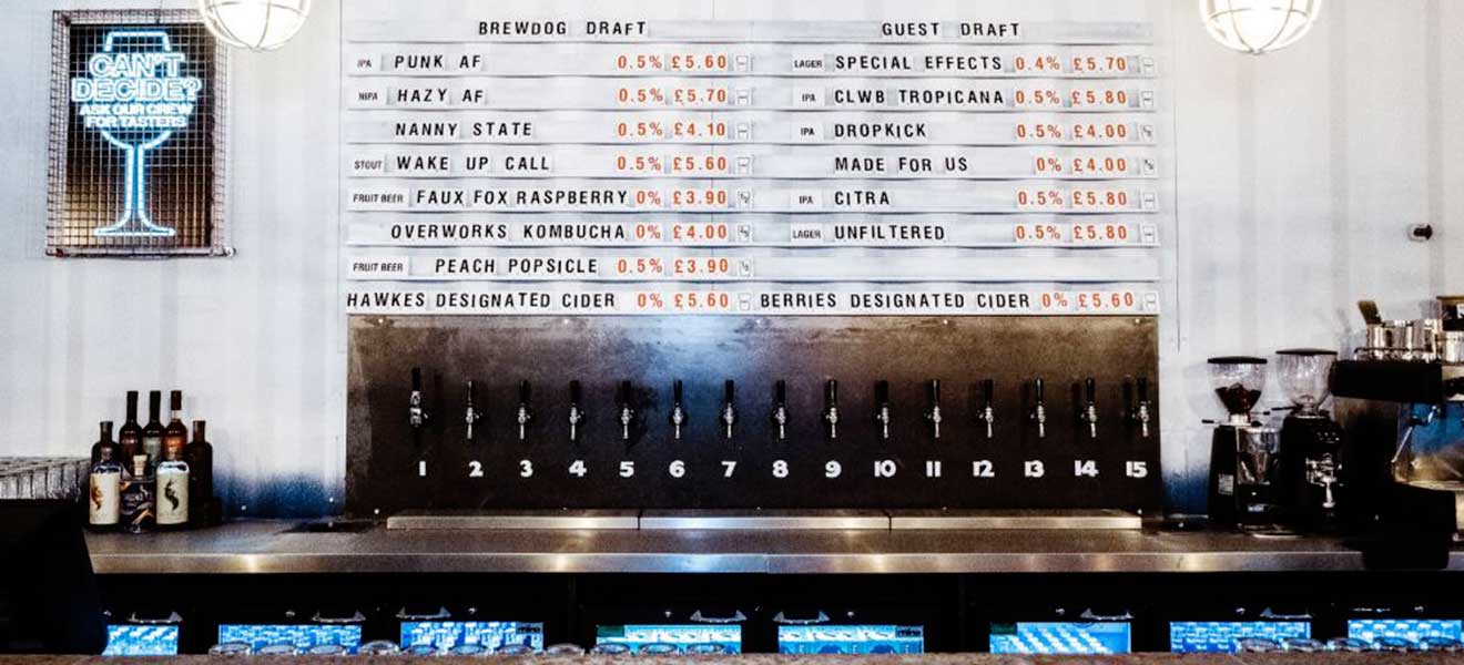 Im »BrewDog AF« gibt es 15 verschiedene alkoholfreie Biere vom Fass.