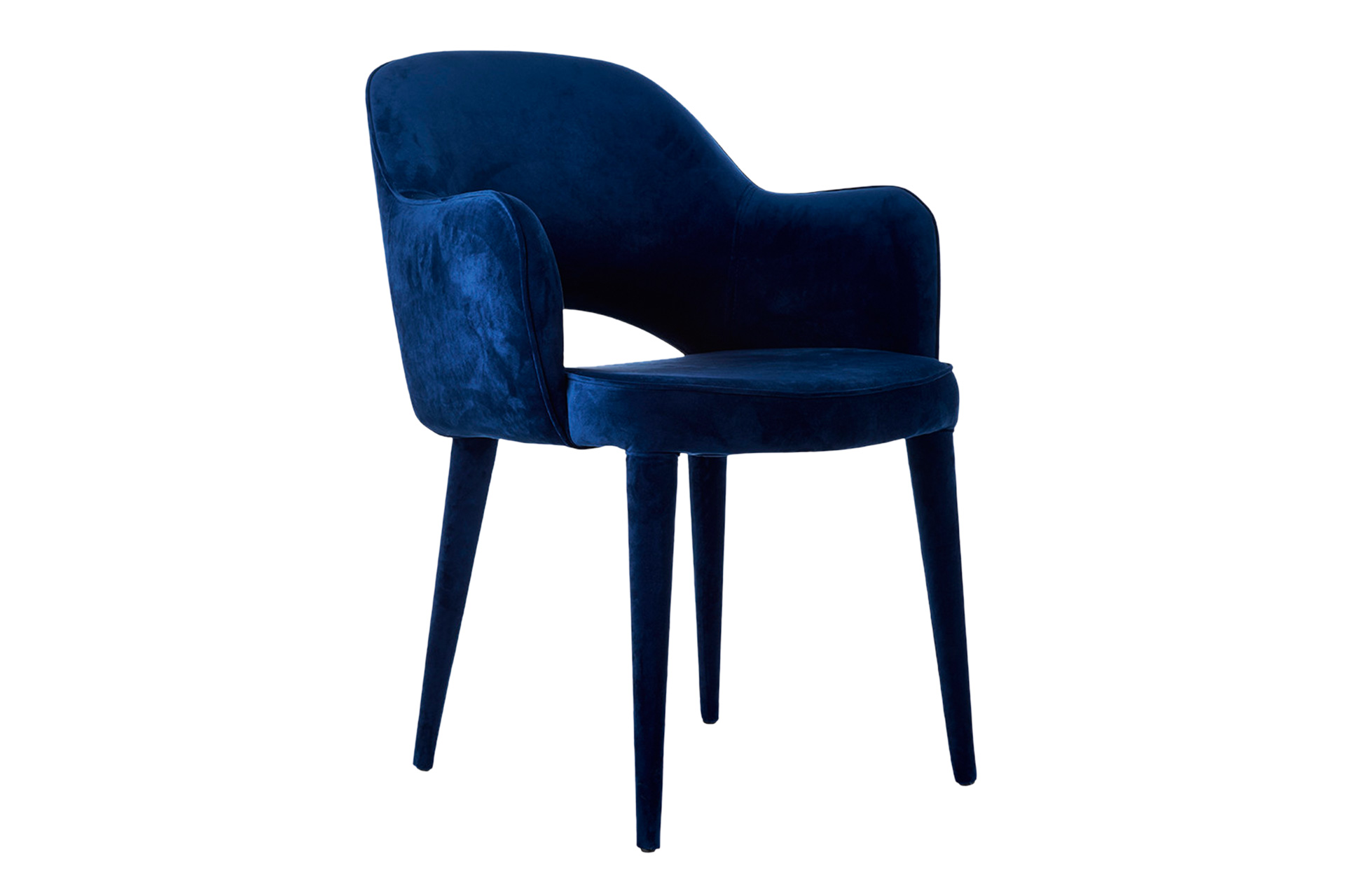 Der blaue Stuhl aus strapazierfähigem Polyester-Samt von Pols Potten setzt in jedem Raum ein Statement und ist dabei ein absoluter Allrounder: Er kann am Ess­tisch, im Wohnzimmer oder im Homeoffice eingesetzt werden. amara.com