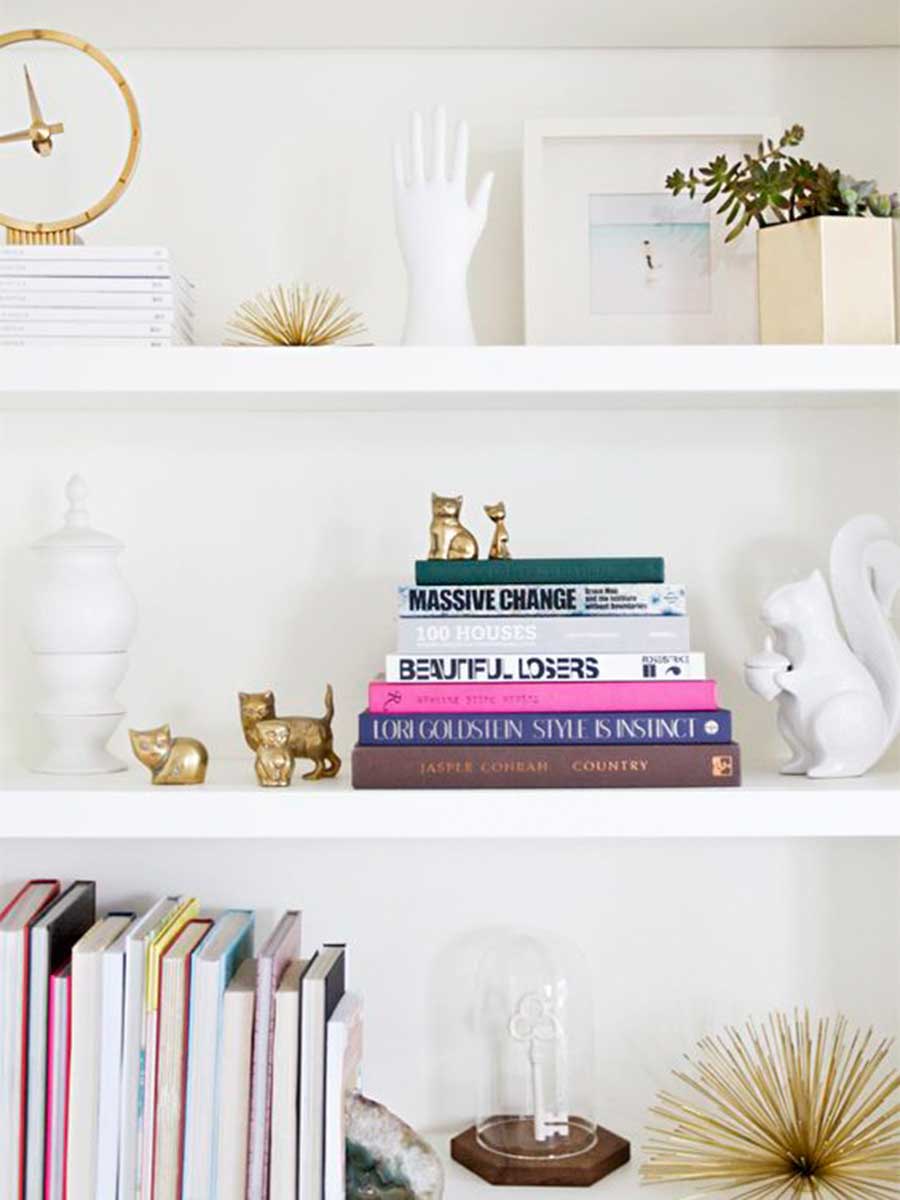 Bücherregal stylen mit objekten