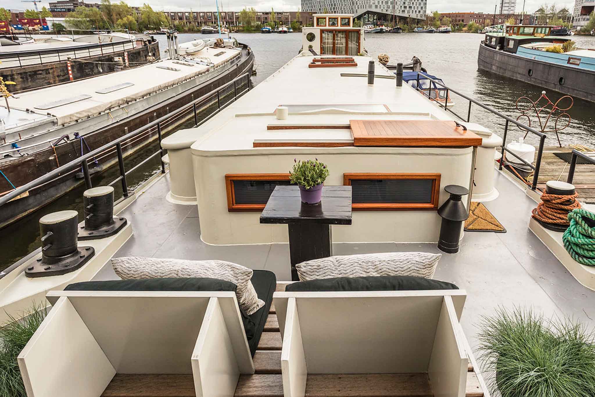 Auf dem Boot, verankert im östlichen Hafengebiet von Amsterdam, blickt man über einen Kanal sowie hinaus auf das IJsselmeer. Drinnen verwöhnt ein Privatreich auf 40 Quadratmetern stilvoll Körper und Seele. boostamsterdam.nl