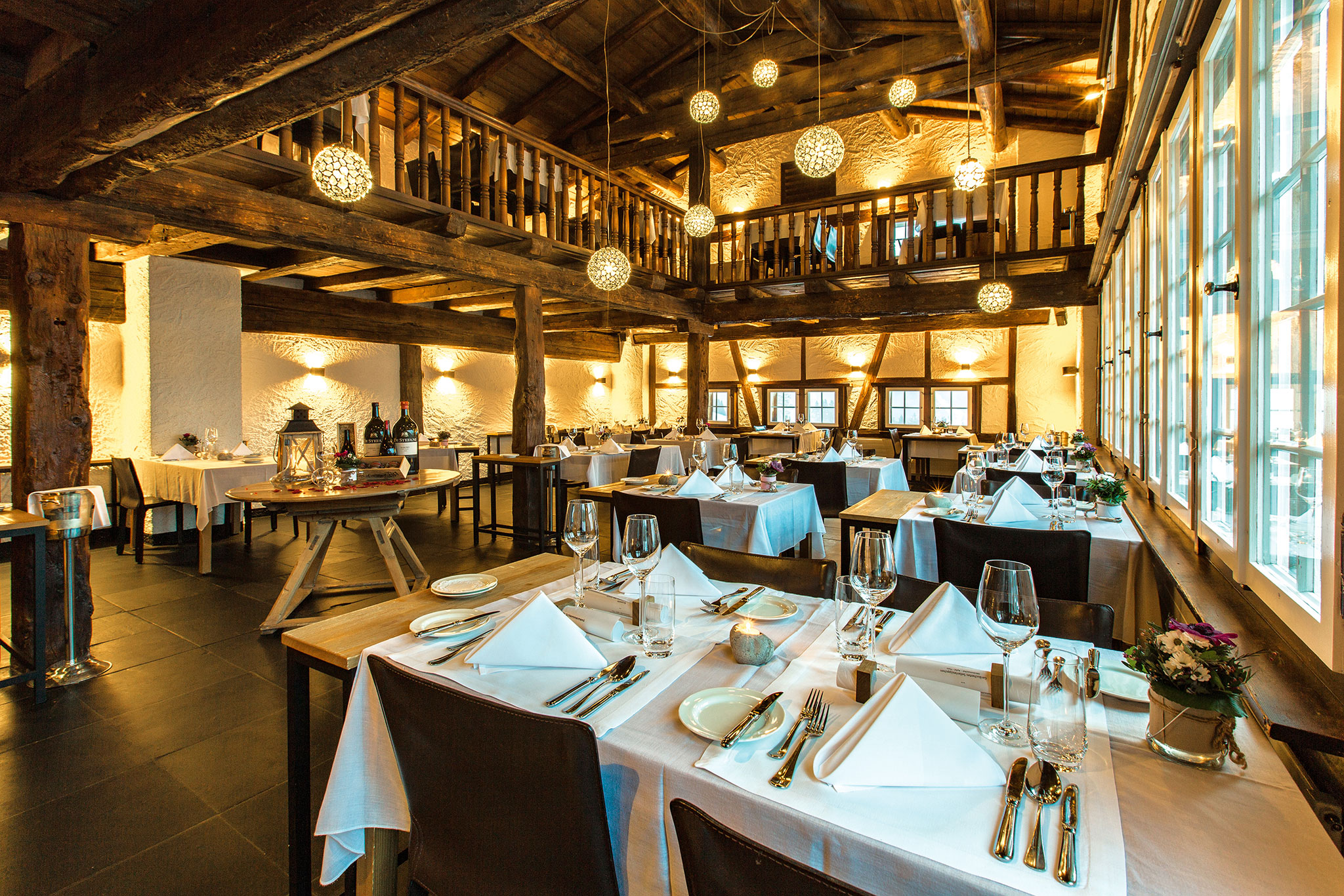 René Stoye begeistert mit seiner kreativen, erdverbundenen Regionalküche die Gäste in Scuol im Unterengadin. Im »Guarda Val« kommen ausschließlich alpine Zutaten auf den Tisch.