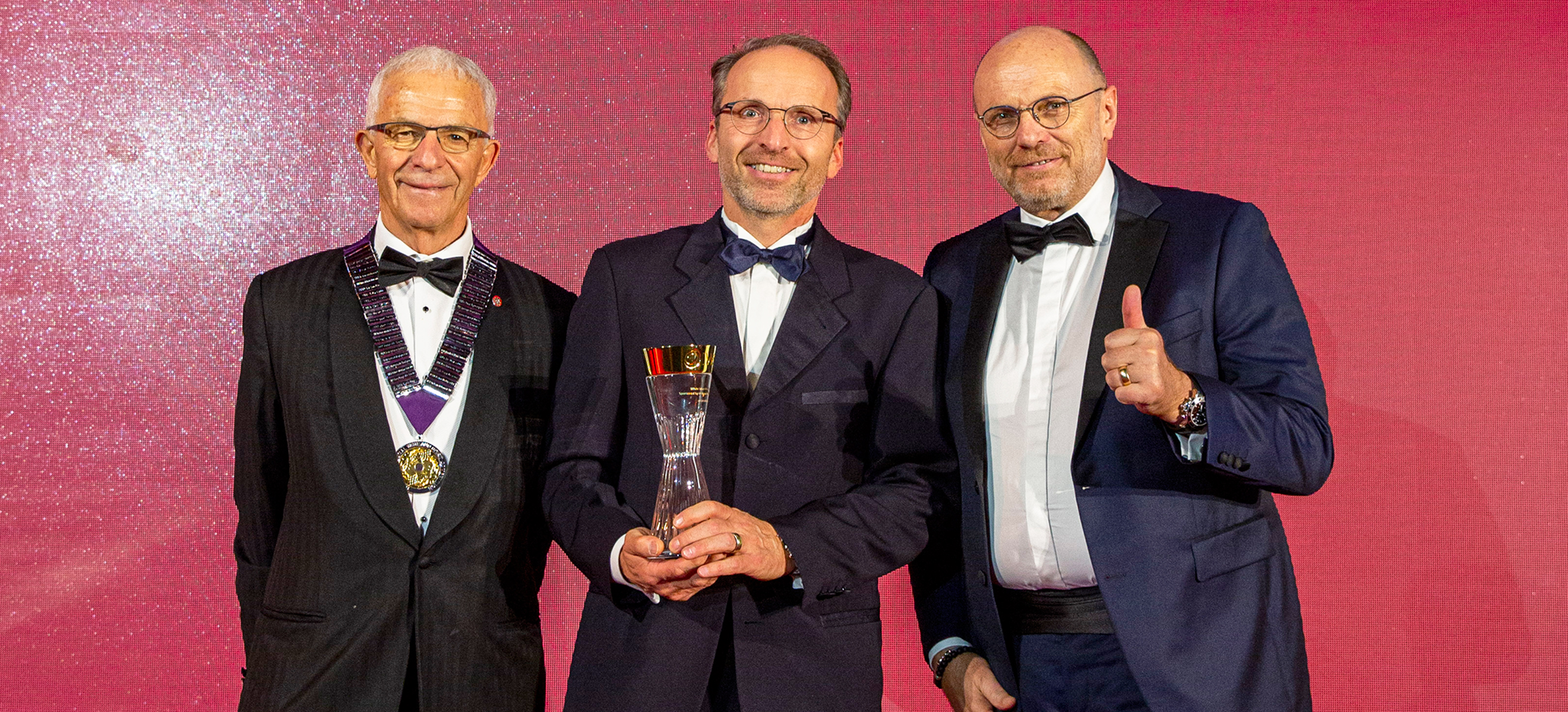 Rudolf Rabl mit Award bei der »International Wine & Spirit Competition« in London.