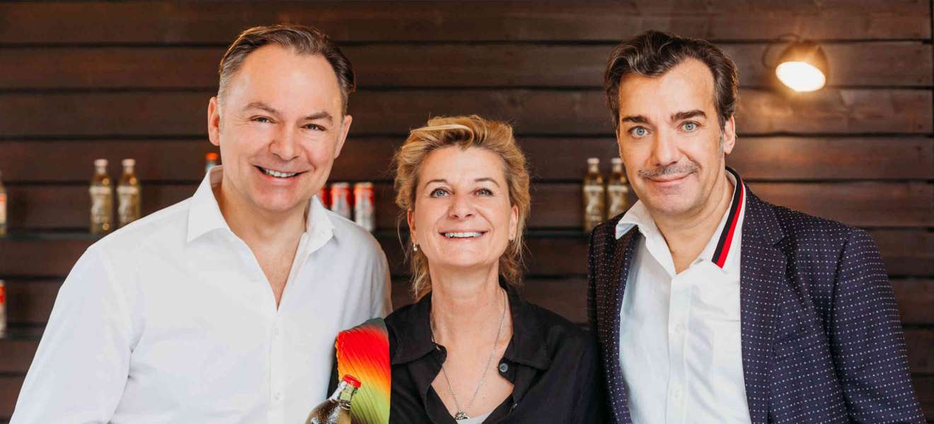 »Almdudler«-GF Gerhard Schilling mit den Eigentümern Michaela Klein und Heribert Thomas Klein.