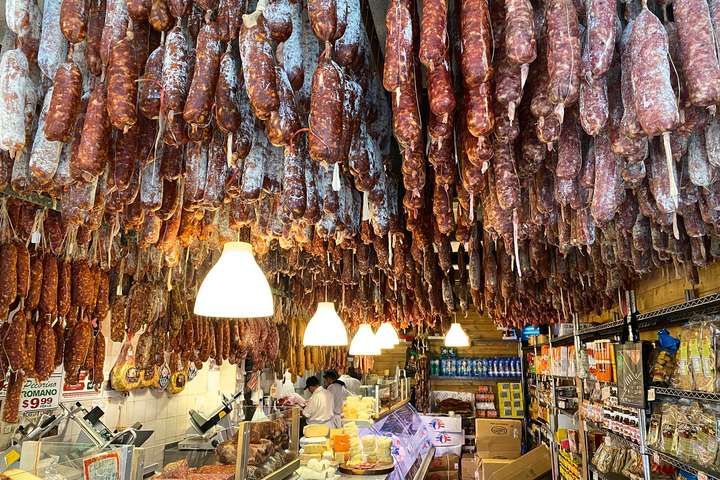 Im Calabria Pork Store hängen die Würste wie Kronleuchter von der Decke.
