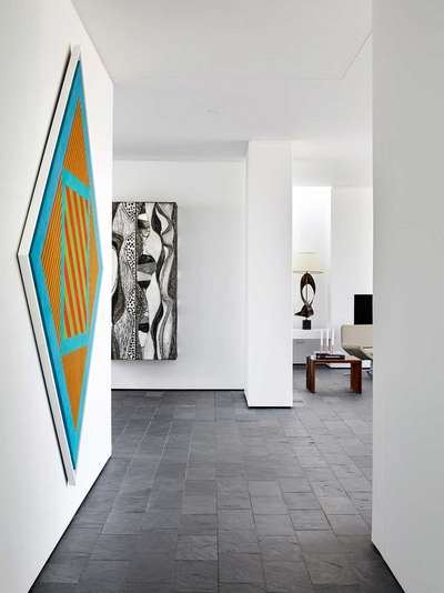 Den Flur zu dem großzügigen Wohnbereich schmückt ein Gemälde von Trevor Coleman und ein an der Wand fixierter Schrank von Paul Evans, der nicht weniger kunstvoll wirkt. 