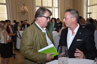 Falstaff Wein-Chefredakteur Peter Moser mit Erwin Sabathi.