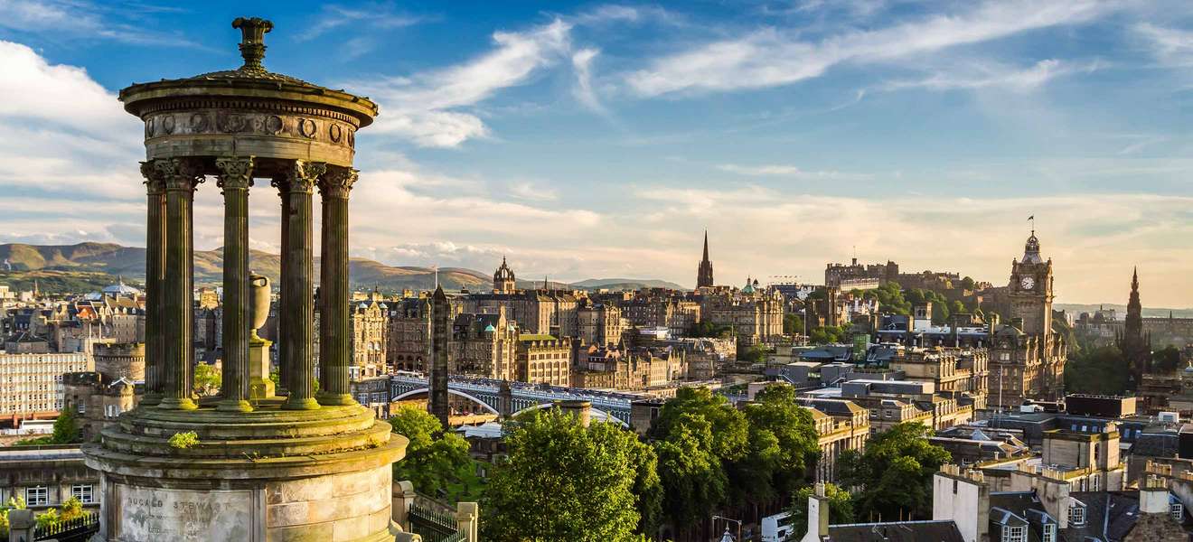 Vom Dugalt Stewart Monument auf dem Calton Hill genießt man einen der besten Blicke über Edinburgh, die Hauptstadt Schottlands.