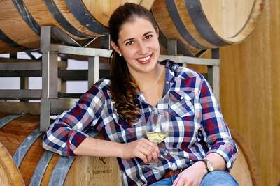 Nominierte in der Kategorie »Newcomer des Jahres 2016«:  Victoria Lergenmüller Pfalz Victoria Lergenmüller stammt aus einer begüterten Pfälzer Weinbau-Dynastie – doch die 24-Jährige hat verstanden, dass jede Generation das Meiste neu erwerben muss. Ein Ge