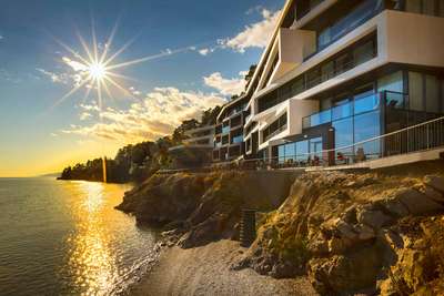 Das Designhotel »Navis« ist direkt am Meer gelegen und begeistert mit fantastischer Aussicht und gehobenem Restaurant.