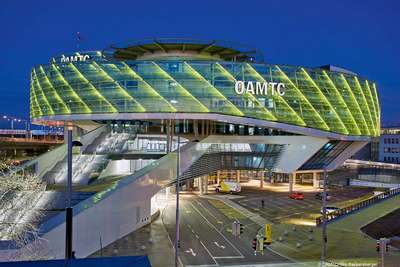 Die neue ÖAMTC-Zentrale in Wien bündelt bisher verstreute Standorte unter einem Dach. Ein kreisrunder Wirbelwind, der Büros um ein zentrales Atrium anordnet. Gemeinsame Identität und ruhige Arbeitsbereiche sind hier kein Widerspruch. neudoerfler.com