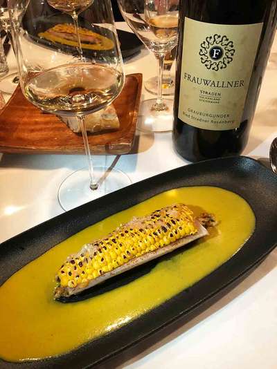 Butterzarte Forelle von »Michi's frische Fische« mit Mais auf Currysauce von Richard Rauch, dazu ein herrlicher Grauburgunder von Walter Frauwallner.