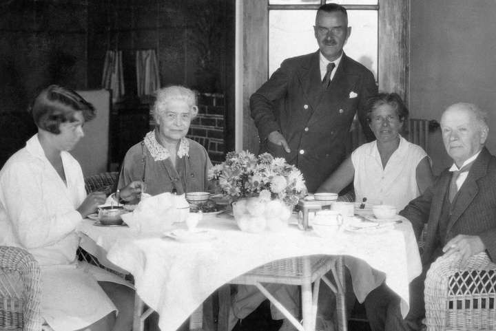 Thomas Mann (2. v. l.) mit Schwiegermutter Hedwig Prinsgheim, Ehefrau Katia und Schwiegervater Alfred Pringsheim (v.l.).
