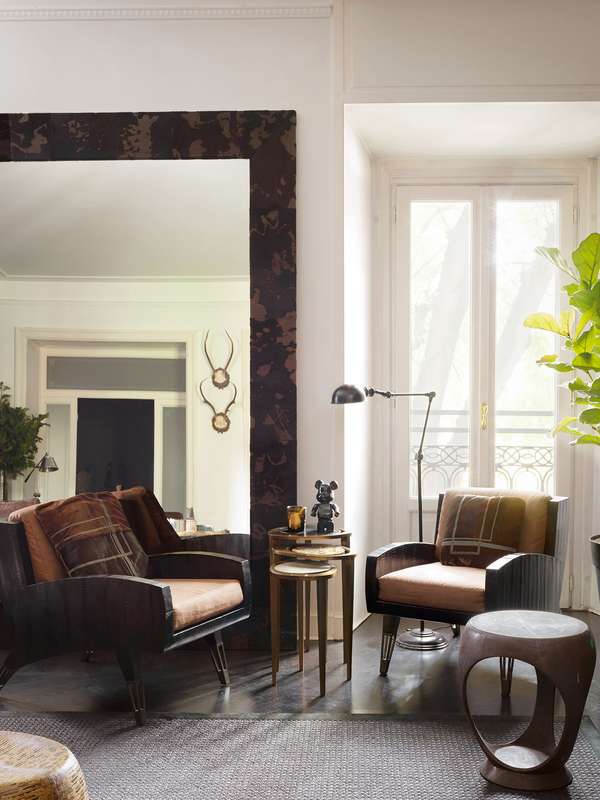 Die »Saint Germain«-Fauteuils und die »Peacock«-Tische im Wohnzimmer sind von R&Y Augousti. Für den Spiegelrahmen wurde sandgestrahltes Rindsleder verwendet. Neil Barrett