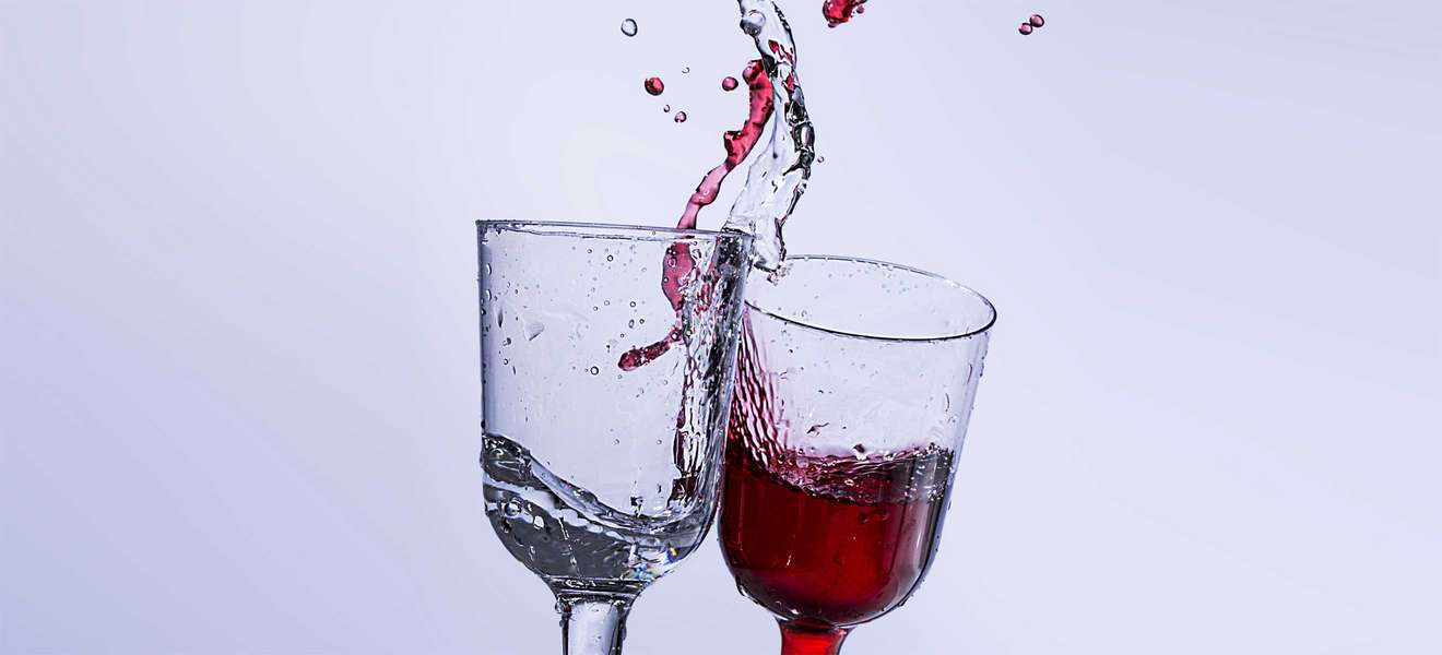 Zu jedem Glas Wein ein Glas Wasser lautet eine Faustregel.