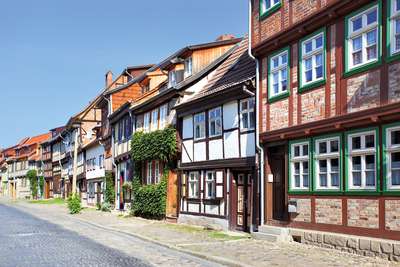 Für die gut erhaltenen Fachwerkhäuser wie hier in Quedlinburg ist der Harz berühmt.