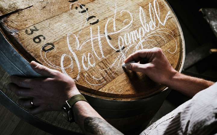 Die Cognac-Fässer der Maison Hennessy werden von Hand gefertigt und beschriftet.
