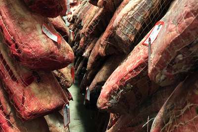 In sogenannten Kältekammern »sitzen« die Steaks bis zu sechs Wochen in einem Regal, bis sie ausgeliefert werden.
