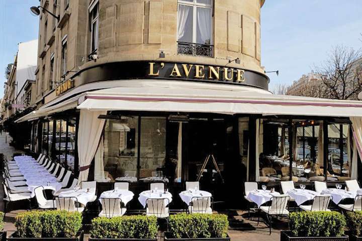 Im Herzen von Paris lädt die Terrasse des »L‘Avenue« zu einer Auszeit vom Großstadt-Trubel ein. / Foto: beigestellt