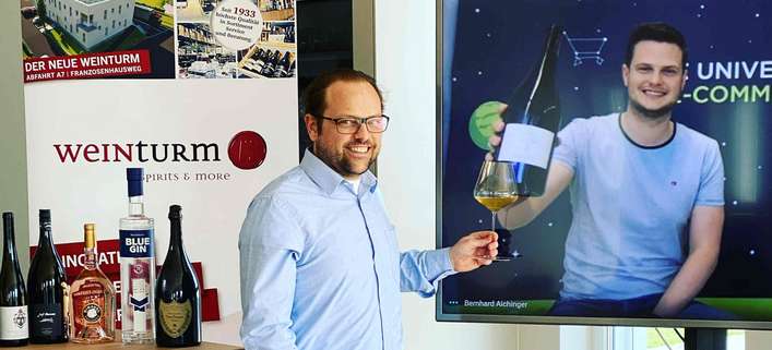 GF und Eigentümer »Weinturm« Jürgen Penzenleitner stieß mit GF »Vinospirit« Bernhard Aichinger auf die Kooperation an.