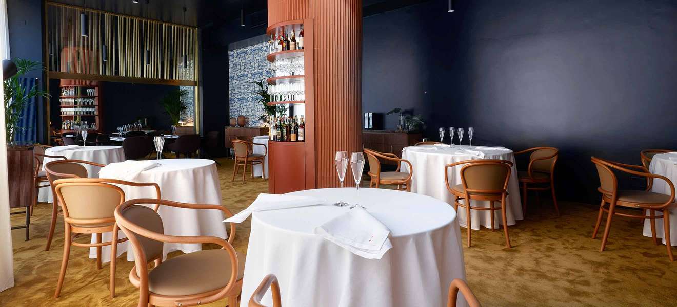 Eugenios Boers Restaurant »bu:r« nimmt Elemente der 70er-Jahre ­in der Inneneinrichtung auf. 