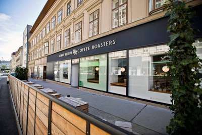 »Jonas Reindl«: Das hippe Café an zwei Standorten ist mittlerweile ein Fixstern in der Third-Wave-Coffee-Szene. Auf der Westbahnstraße wird der Kaffee ausschließlich aus selbst gerösteten Bohnen zubereitet. 