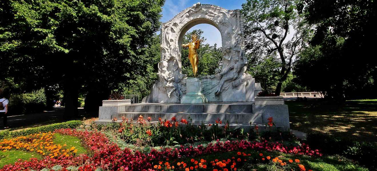 Statue des Walzerkönigs Johann Strauss im Stadtpark