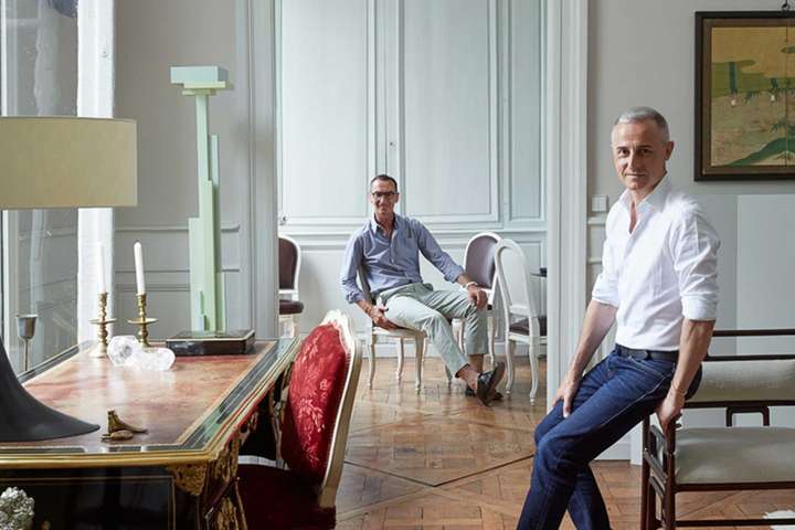 Gemeinsam mit seinem Partner, Schuhdesigner Bruno Frisoni (hinten im Bild), lebt Interior-Designer Hervé Van der Straeten in seinem imposanten Apartment auf der Île Saint-Louis.