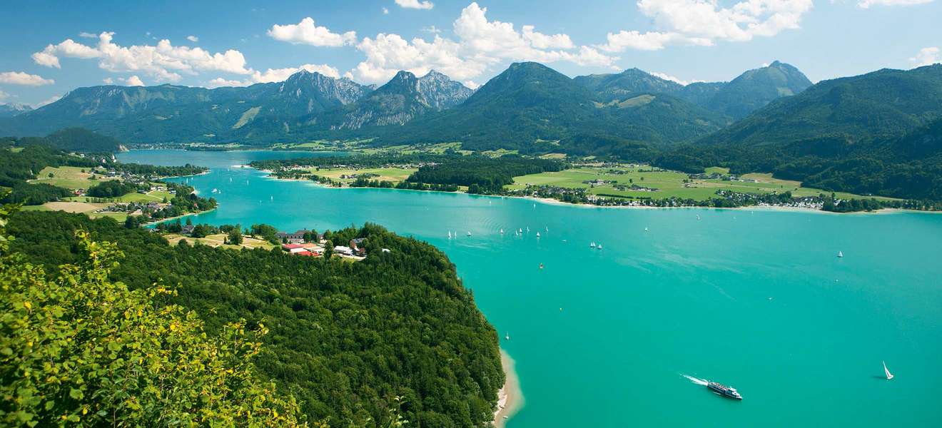 Ein Land aus Seen und Bergen: Der türkisblaue Wolfgangsee ist einer der größten Seen Österreichs. 