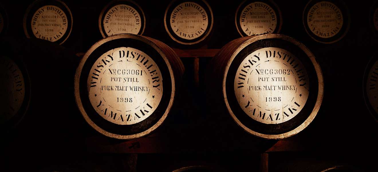 Bei der Lagerung in japanischer Eiche gibt das Holz seinen Geschmack ab – das erdige Aroma macht den Whisky spannend.