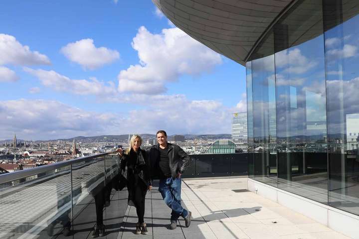 Moni Wlaschek und Werner Helnwein auf der Terrasse der Event-Location »Dach«