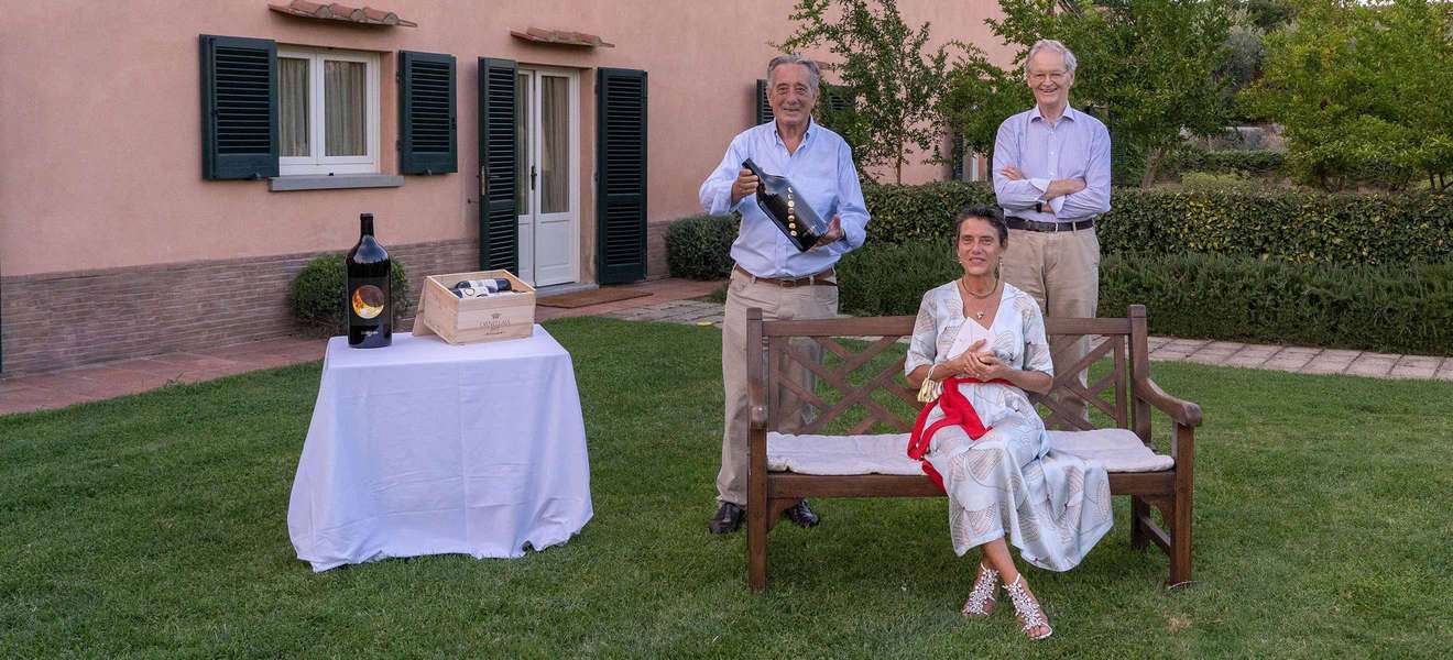Karole Vail, Direktorin der Peggy Guggenheim Collection, Marchese Ferdinando Frescobaldi und Giovanni Geddes da Filicaja, Präsident und CEO des Weinguts Ornellaia.