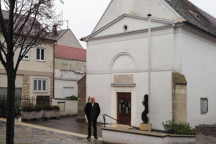 Günther Schönberger vor der Kirche in Mörbisch.