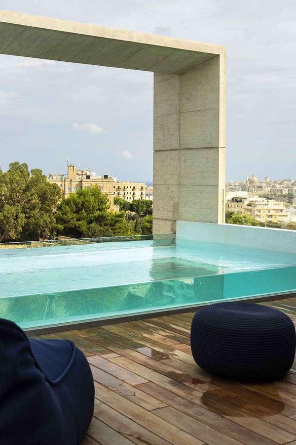 Der gläserne Pool auf dieser maltesischen Dachterrasse dient gleichzeitig als Schwimmbecken und als Lichtquelle für den Wohnbereich darunter. So geht Transparenz.  architrend.it