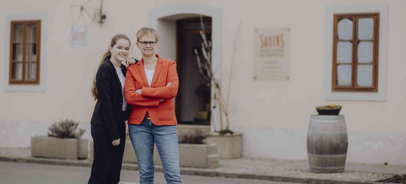 Anna Lena und Panja Maria Sailer sind die Gastgeberinnen in »Sailers Vinothek«.