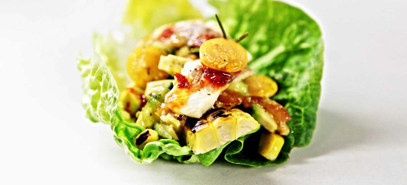 Salat-Wraps mit Forelle & Mais