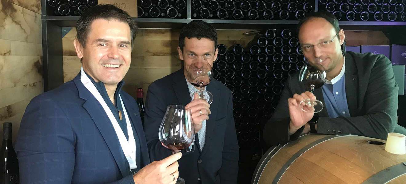 Im Pinot 3000- eller auf über 3000 Meter verkosteten die Master of Wine Roman Horvath und Andreas Wickhoff mit »Kellermeister« und Hotel Central-Direktor Michael Waschl aus Sölden.