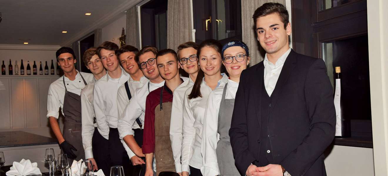 Die zehn Schüler der Tourismusschule Klessheim servierten den Gästen das Menü.