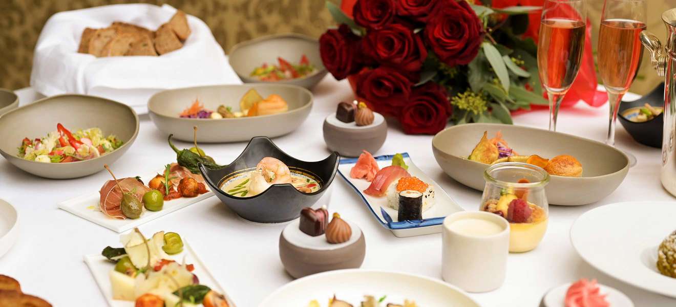 Im Wiener »Grand Hotel« wird zum Valentinstag eine kulinarische Weltreise für zu Hause geboten. 