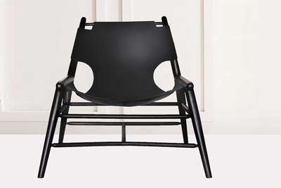 Pechschwarzes Ahornholz und Leder machen den Stuhl »Milk Sling« zu einem faszinierenden Blickfang.