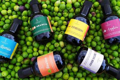 »Olio Glorioso« Bio-Olivenöl ist nicht nur pur, sondern ebenso mit verschiedenen hoch aromatischen Bio-Extrakten verfeinert, erhältlich. 