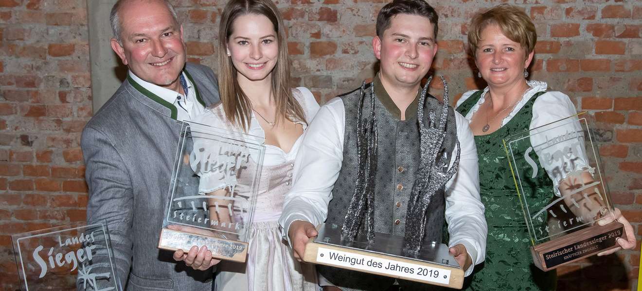 Freuen sich über den Dreifach-Landessieg und »Weingut des Jahres 2019«: Rupert, Cornelia, David und Karin Ulrich (v.l.).