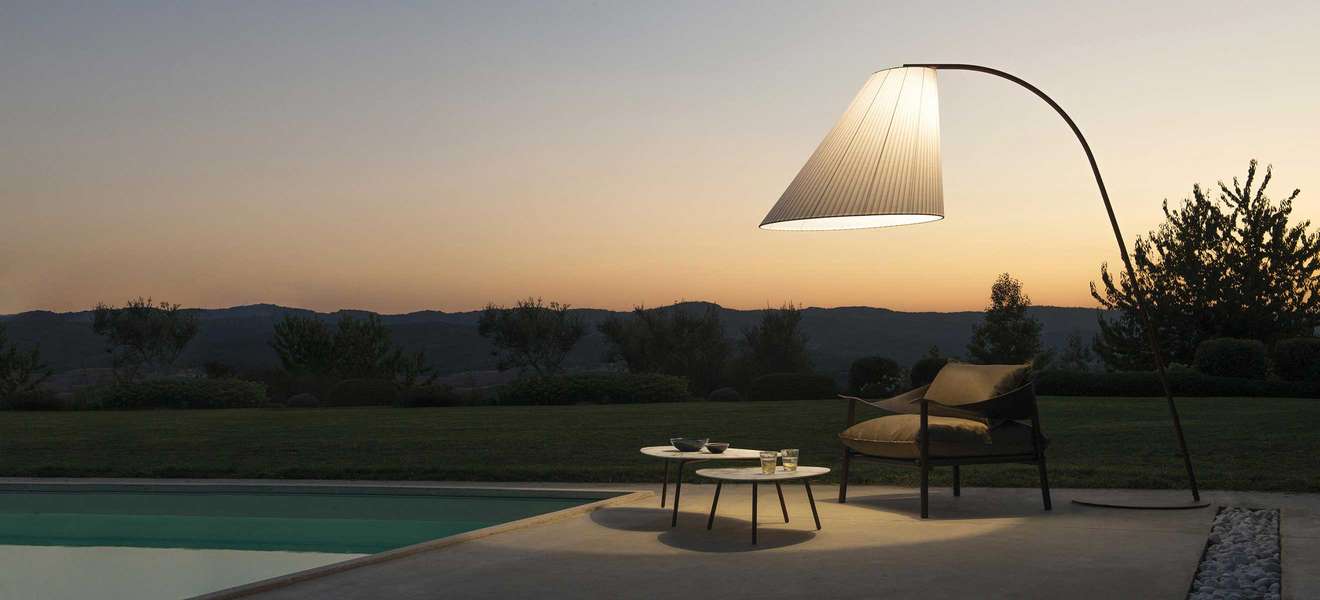 »Cone« heißt die imposante bodenstehende Leuchte, die das Design-Duo Chiaramonte & Marin für die Marke EMU entworfen hat. Die XXL-Lampe überzeugt mit besonders angenehmem Licht und bringt gemütliches Wohnzimmer-Feeling in die Natur. emu.it   