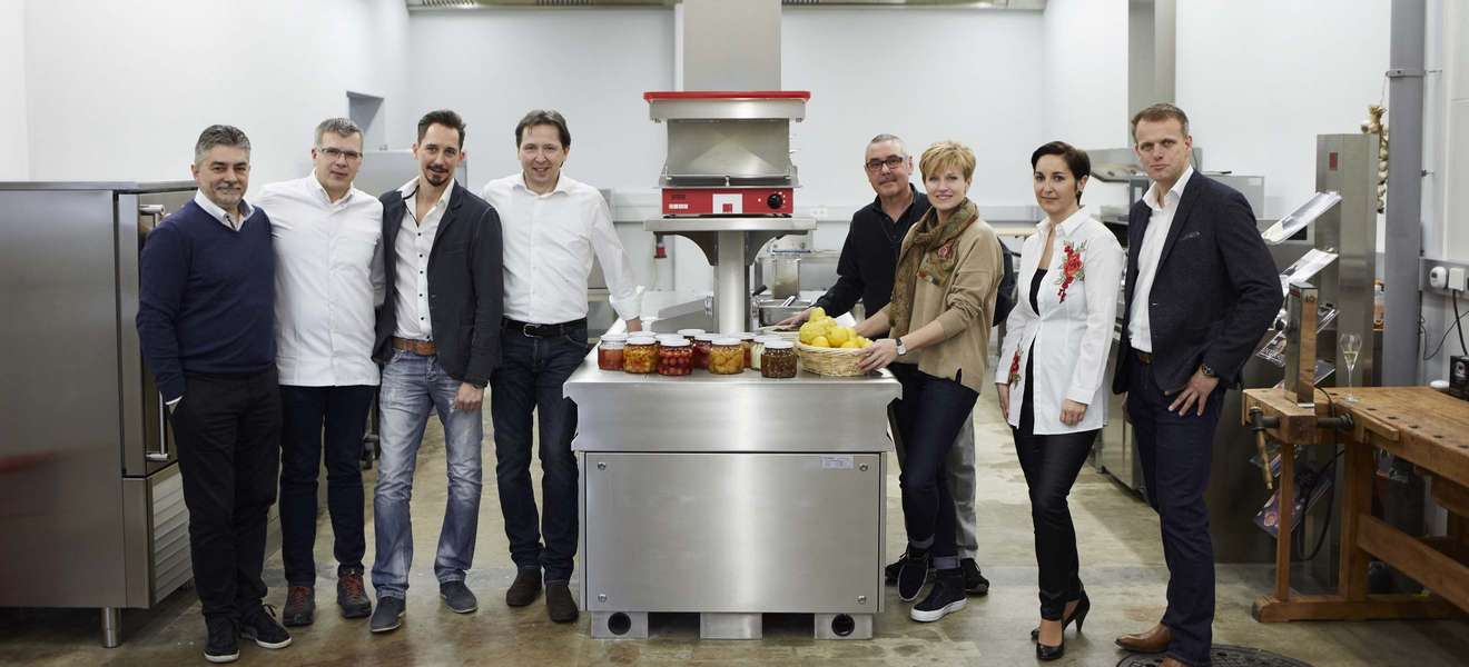 Die Koch.Statt verbindet: Zusammen kochen und experimentieren Heinz und Birgit Reitbauer mit dem Lohberger-Team.
