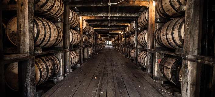 In den »Barrelhouses« lagern wahre Whiskey-Schätze.