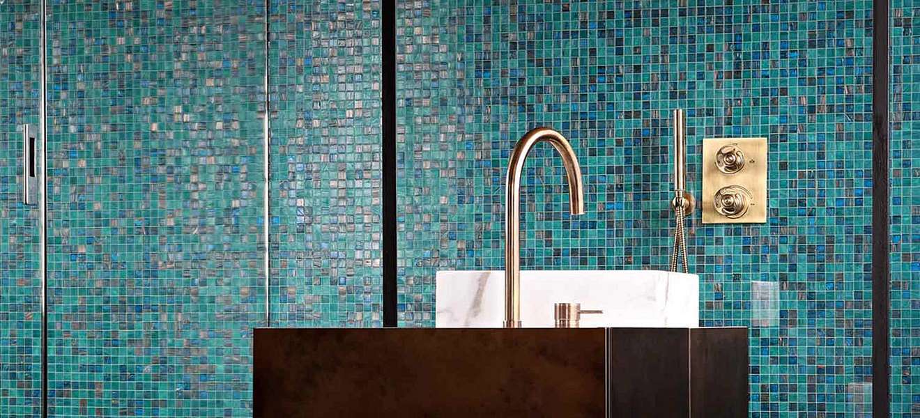 Das französische Architekten-Duo »Studio Ko« gestaltete das gesamte Badezimmer eines Pariser Lofts mit azurblauen Mosaiksteinen. Très chic!
