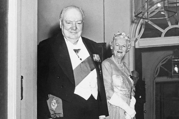 Sir Winston in späterem Lebensalter mit Ehefrau Clementine (1885–1977). Vor ihrer Heirat hatte Clementine Churchill (geborene Hozier) an der Pariser Sorbonne studiert – zu einer Zeit, als dort der Frauenanteil noch unter 20 Prozent lag.