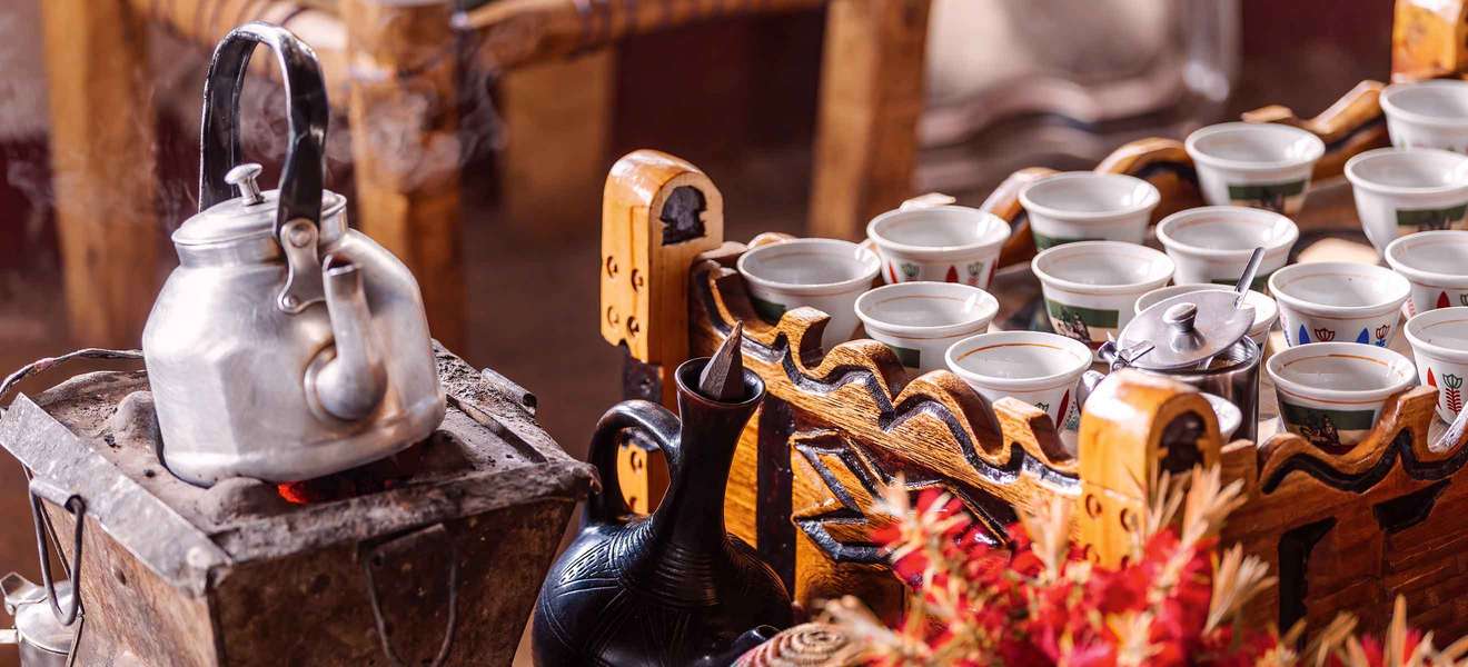 Wer in Äthiopien zum Kaffee eingeladen wird, sollte Zeit mitbringen: Das Ritual dauert leicht mehrere Stunden und umfasst einige Runden.