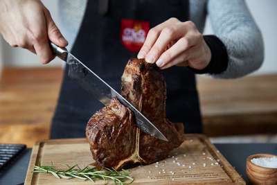 Erst Grillen, dann Garen: So gelingt Steak in Steakhaus-Qualität.